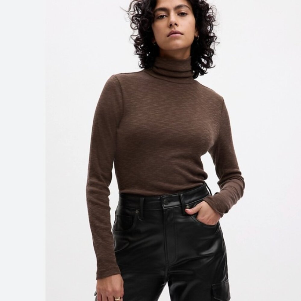 GAP Essential Rib Turtleneck T-Shirt in Woodsy Brown Size M